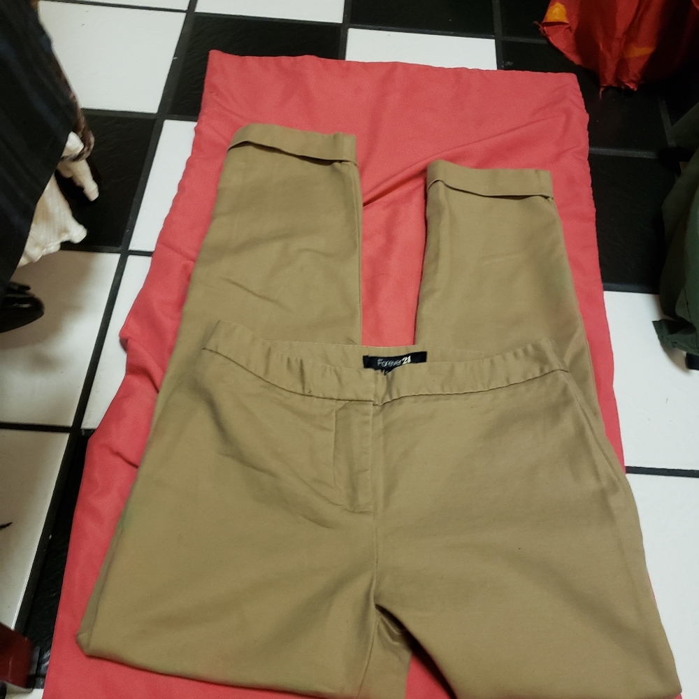 FOREVER 21- KAKY CAPRIS W/POCKETS/SZ.SM/NWOT